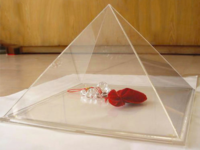 pyramid acrylic jewelry display box is a modern way to display your items